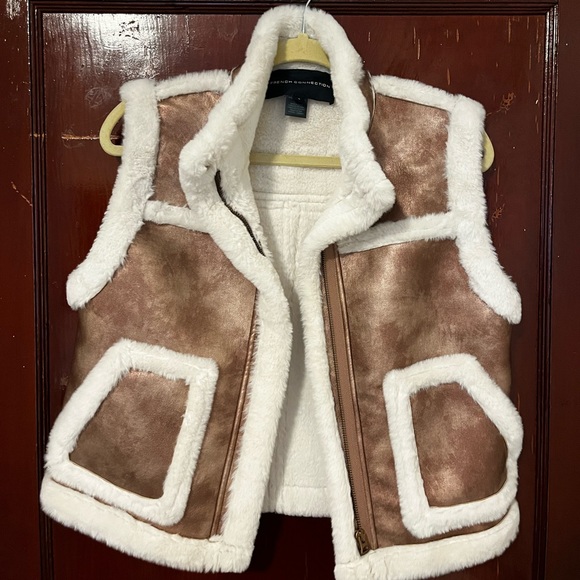 French Connection cropped vest in bronze with faux fur trim - Picture 5 of 9